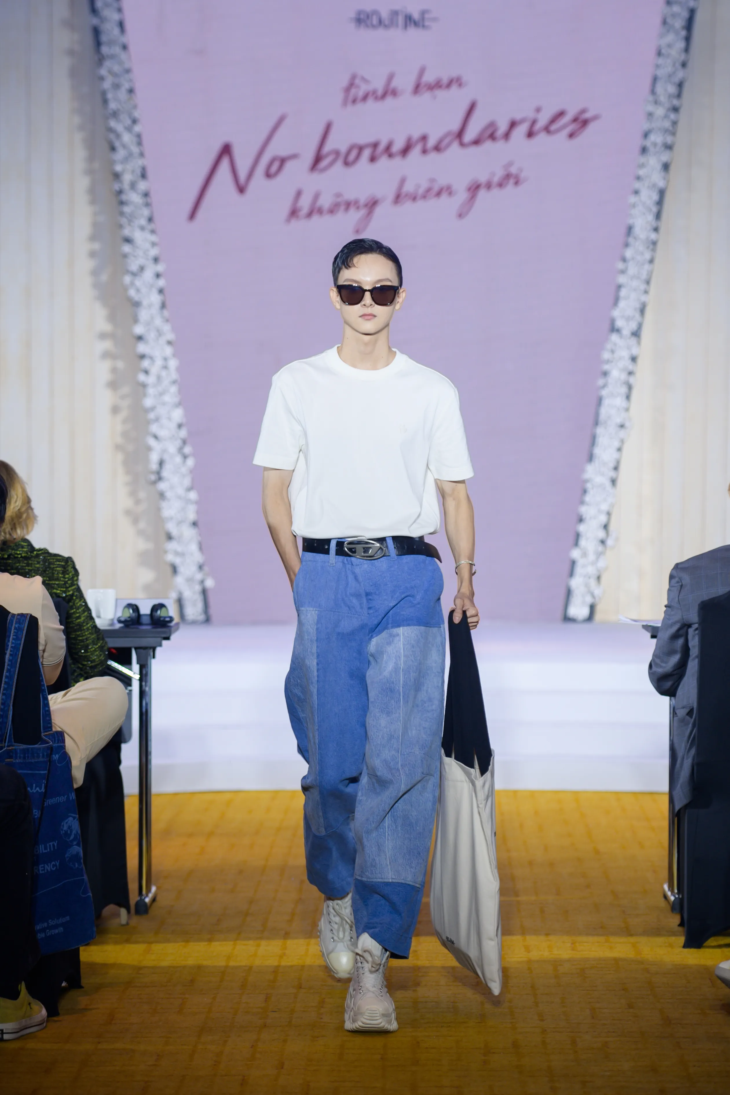 áo thun trắng quần jean