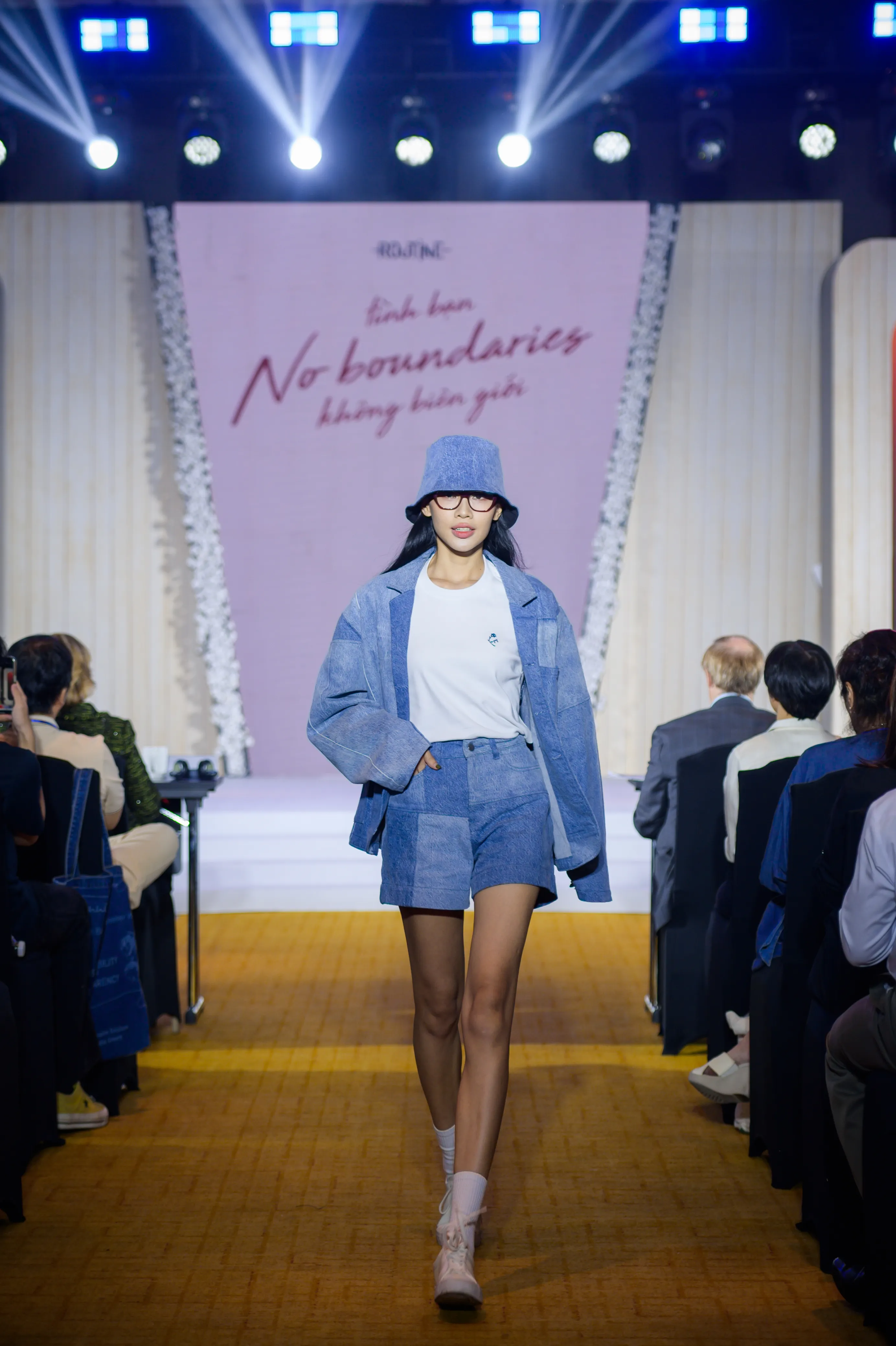 quần short jean với áo jacket jean cá tính