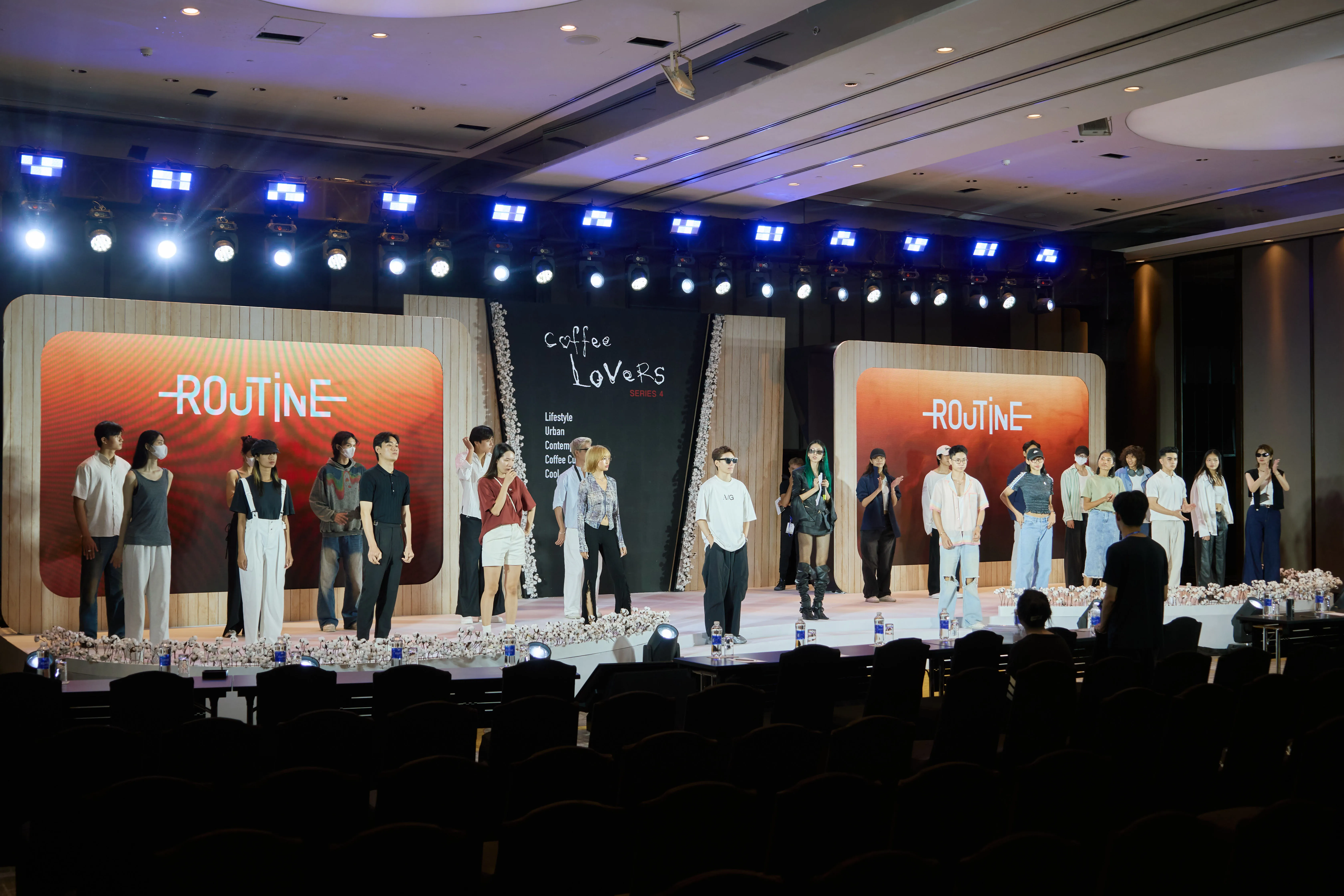 duyệt sân khấu trước khi đi runway