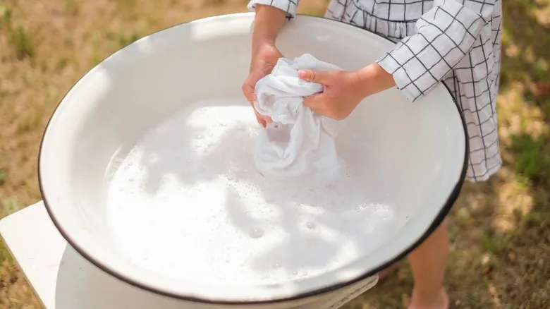 Thử ngay cách tẩy mốc quần áo với baking soda