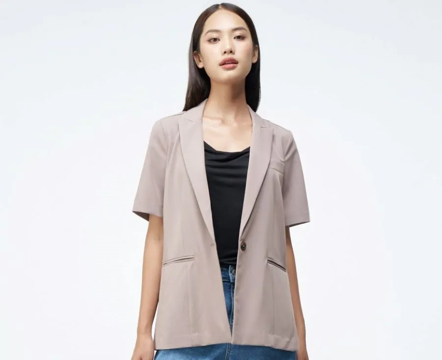 Áo vest lửng tay xẻ tà cao luôn là món đồ thời trang yêu thích bởi sự thanh lịch và trẻ trung