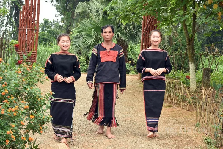 Hình ảnh trang phục dân tộc Ê Đê đơn giản