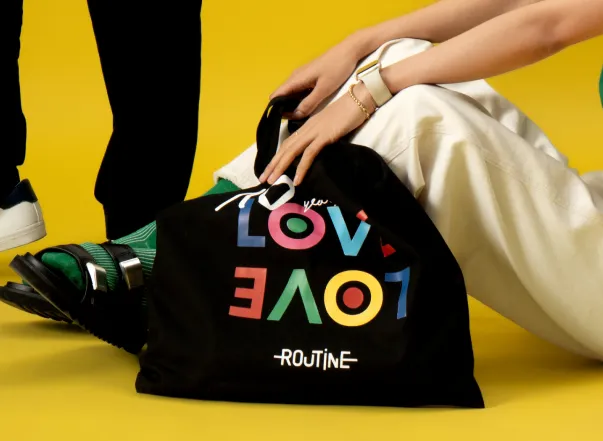 Túi vải tote basic và gọn nhẹ là món phụ kiện rất tiện dụng