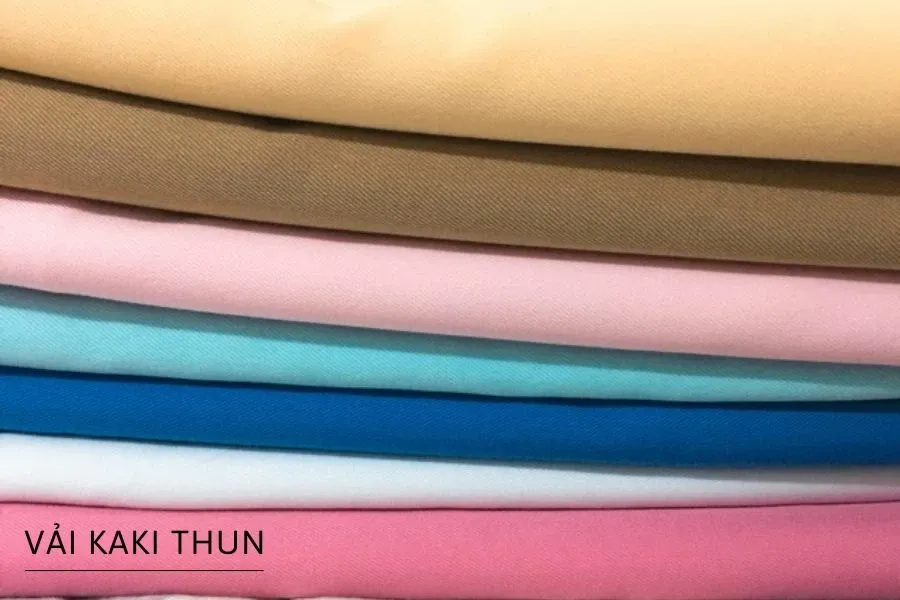 Vải kaki thun là loại vải được pha thêm chất spandex nhằm tăng độ đàn hồi của vải khi sử dụng.