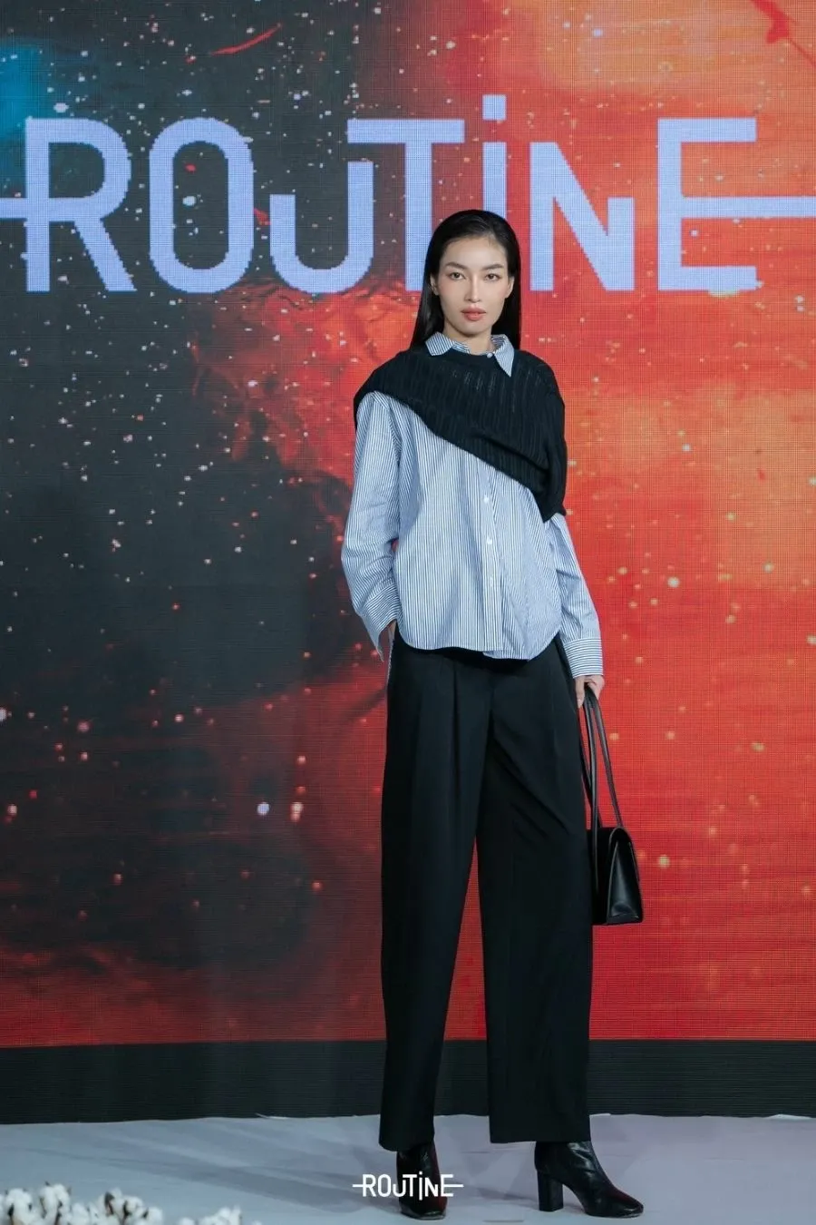 Cá tính với outfit áo sơ mi kẻ sọc cùng quần form carrot