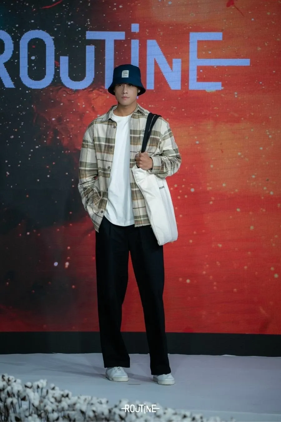 Outfit mang phong cách layering đơn giản, sành điệu