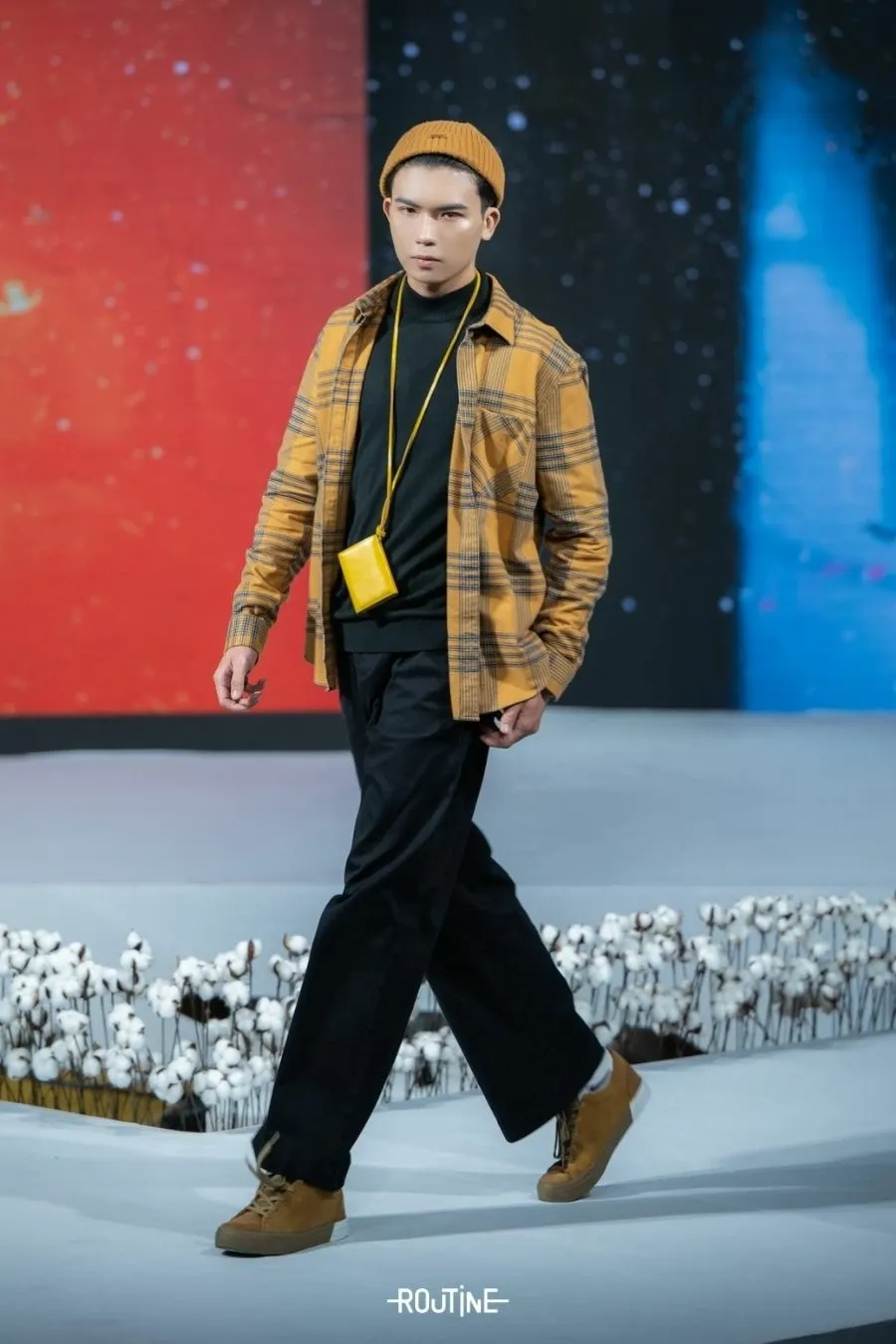 Áo sơ mi flannel mix với áo len cao cổ