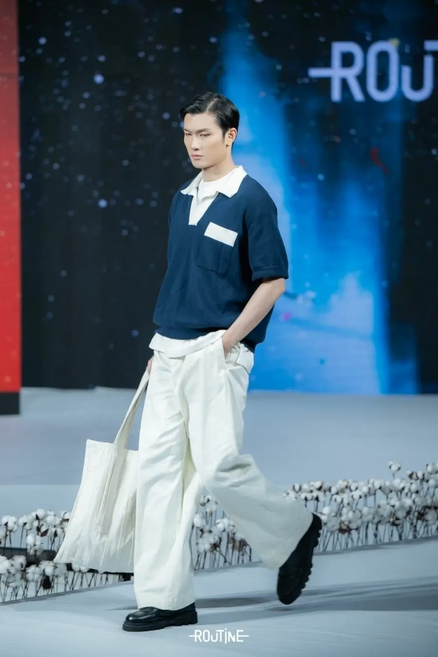 Áo len polo mix&match sành điệu cùng quần jean ống rộng