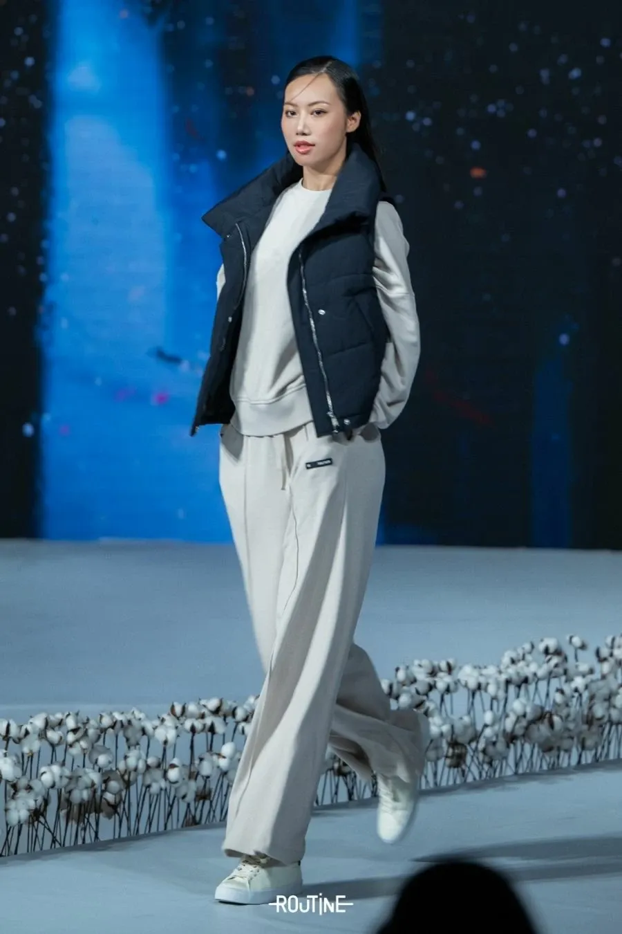 Áo khoác chần bông cộc tay cùng set đồ sweater năng động
