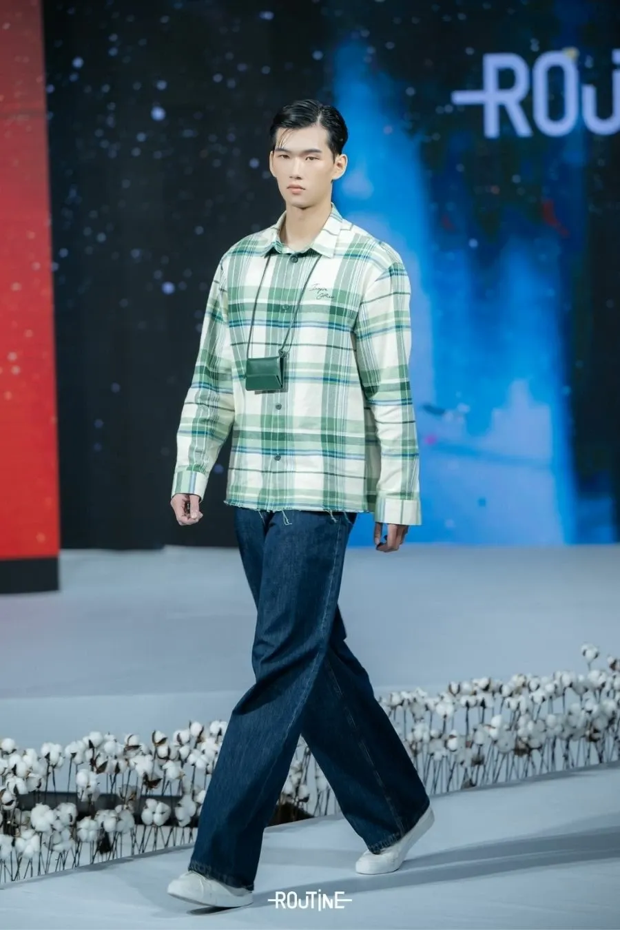 Sự kế hợp cơ bản giữa áo sơ mi caro cùng quần jean ống rộng