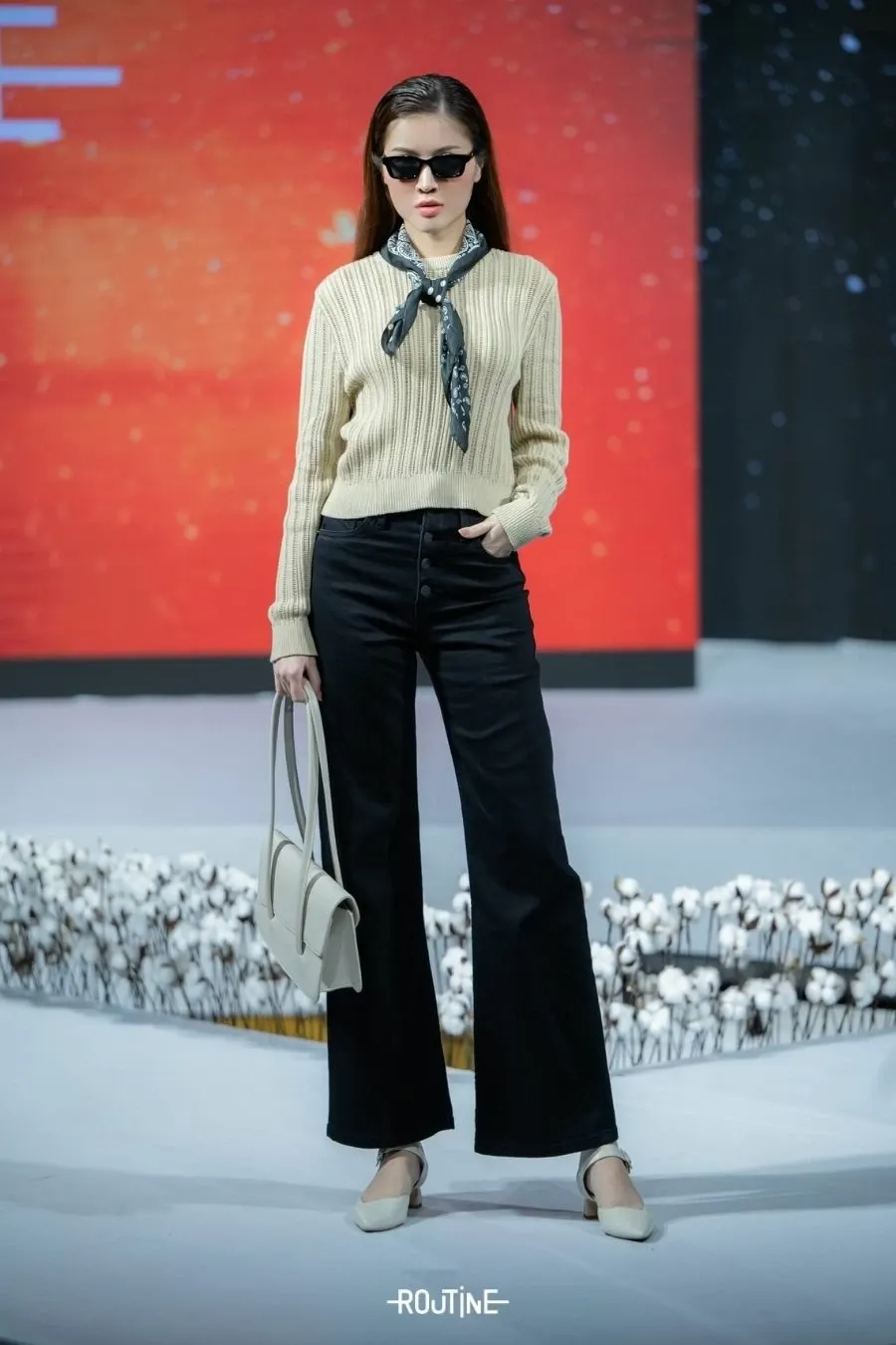 Áo len dệt kim phối với quần jean ống loe