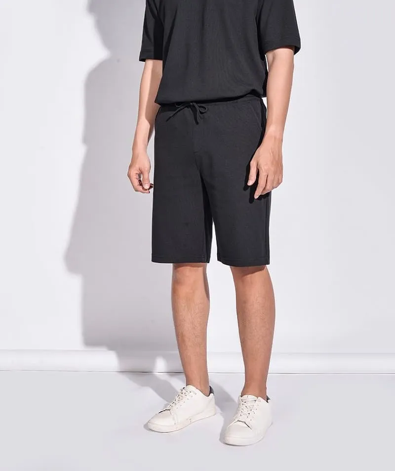 Quần short mix cùng áo thun đem lại sự tối giản năng động, thoải mái trong mọi hoạt động